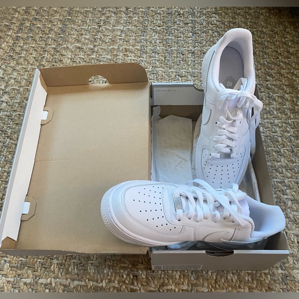 Air force 1 ‘07 size 10 women’s. New, in box. Never been worn. White.